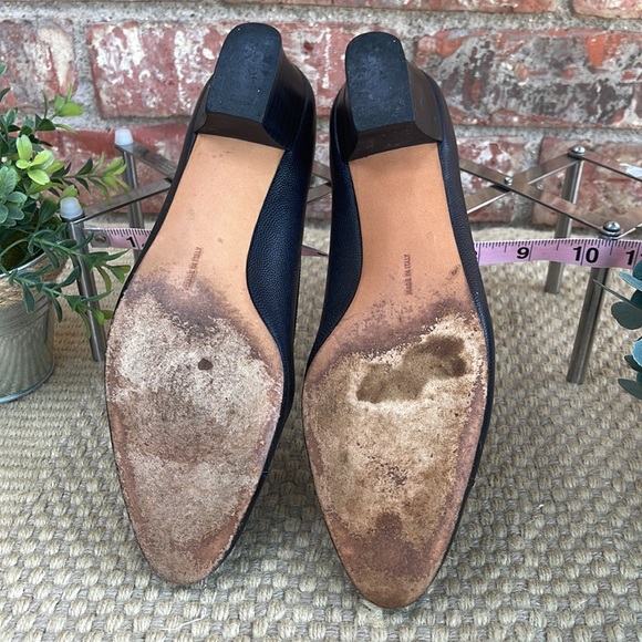 Salvatore Ferragamo black size 8 black and gold accents. - Picture 4 of 9